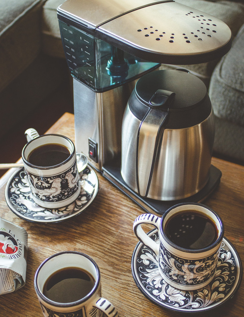 https://buydontbuy.net/wp-content/uploads/2015/07/bonavita-coffee-maker-BV1800SS-cups.jpg